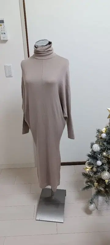 베이지 터틀넥 니트