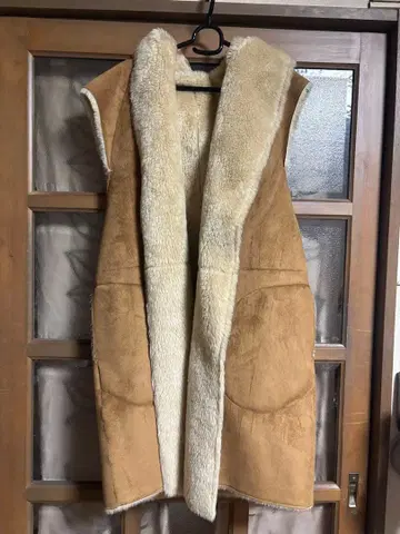 미디움 후드 부착 베이지 인조 모피 베스트