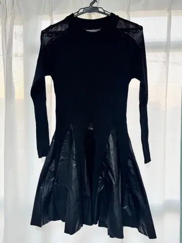 블랙 니트 원피스 긴팔 플레어 스커트