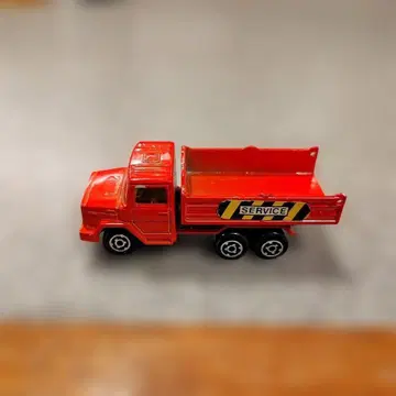 빨간색 덤프트럭 SERVICE 로고 포함