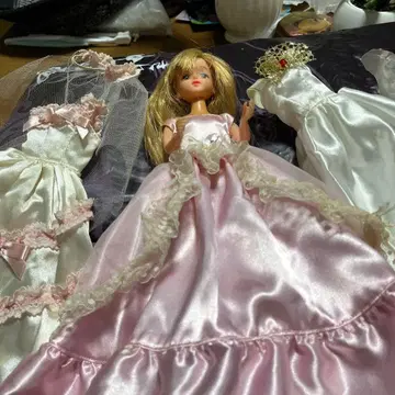 제니 옷 갈아입기 드레스 핑크 1벌, 화이트 2벌.