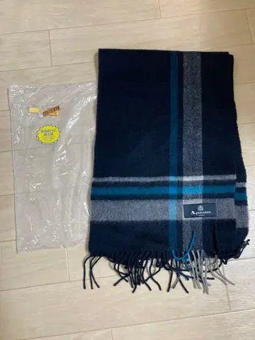 아쿠아 스큐텀 스트라이프 디자인 머플러 네이비