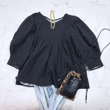 ELENDEEK 엘렌딕 7부 소매 블랙 블라우스