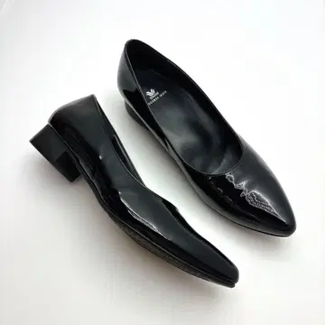 새상품급 와코루 서세스워크 에나멜 펌프스 블랙 와이드 힐 24E