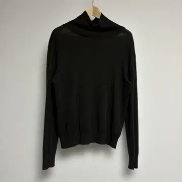 루트로와 터틀넥 스웨터 브라운