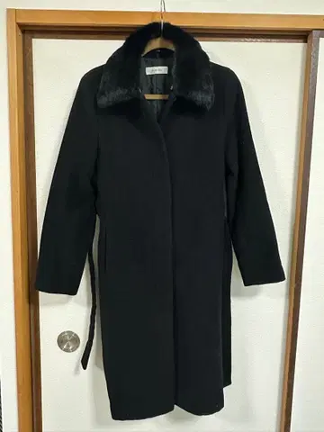 인조 모피 카라 부착 롱 코트 (블랙) 가격 인하