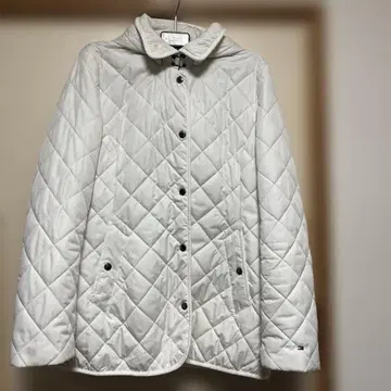 화이트 퀼팅 후드 부착 자켓