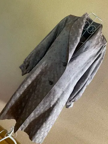 그레이 새틴 더블 버튼 롱 코트