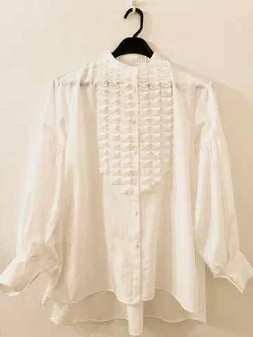 마릴린문 프릴 달린 화이트 셔츠 긴팔