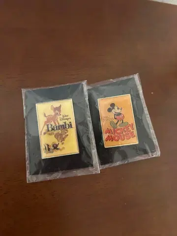 UNIQLO x UT 디즈니 콜라보 핀 배지 2개