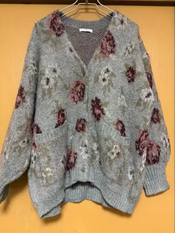 [새상품급] JEANASIS 5G 플라워 라메 페더 V넥 가디건