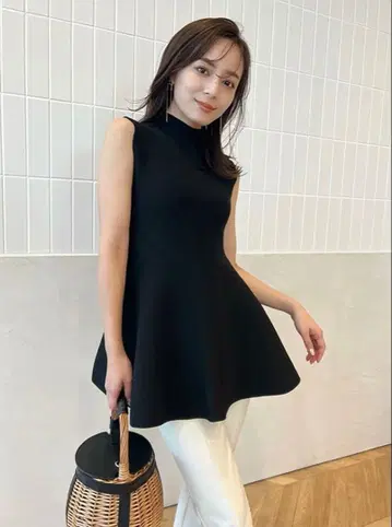 [ 새상품급 ] 홀가먼트 페플럼 니트 풀오버 블랙 아뉴앙스