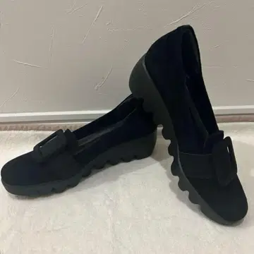 HILLS AVENUE 웨이브 밑창 블랙 스웨이드 펌프스