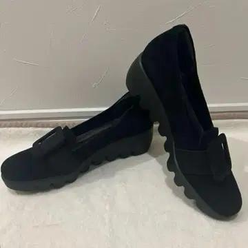 HILLS AVENUE 웨이브 밑창 블랙 스웨이드 펌프스