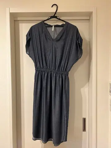 다크 네이비 슬리브리스 무릎 아래 원피스