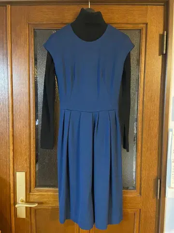 FABRICE 네이비 슬리브리스 원피스