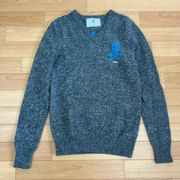 MARK & LONA 스컬 디자인 V넥 스웨터