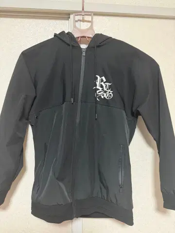 후드 부착 블랙 후드티 로고 자수