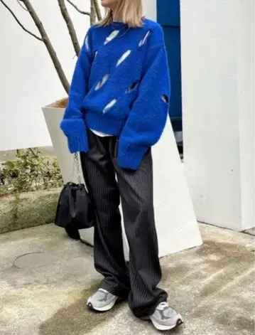 WHO'S WHO gallery 슬래시 디자인 니트