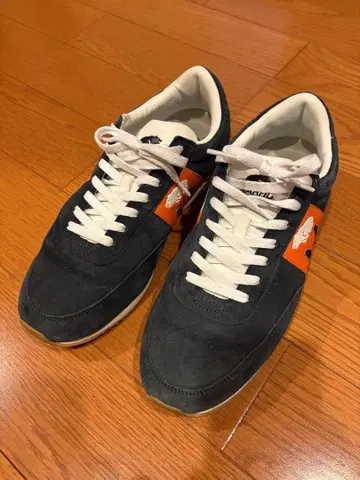 KARHU 네이비/오렌지 스니커즈