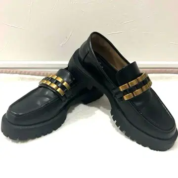 새상품급 ZARA 트랙 밑창 통굽 로퍼 블랙 골드 체인 22.5cm