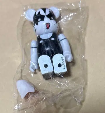 베어브릭 KISS 헬로키티