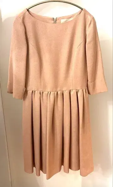 Douceur 핑크 베이지 7부 소매 플리츠 원피스