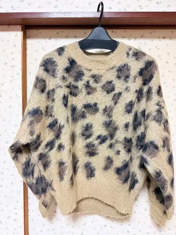 레오파드 무늬 오버 사이즈 니트