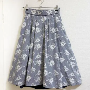빔즈하트 스커트 네이비 플레어 스커트 꽃무늬 올 패턴