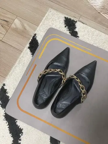 ZARA 블랙 스틸레토 펌프스 36