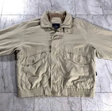 베이지 점퍼 체크 무늬 안쪽