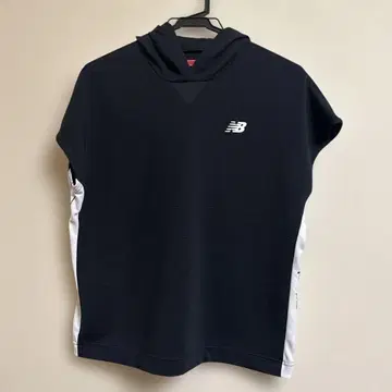 New Balance 후드 부착 반팔 셔츠 블랙