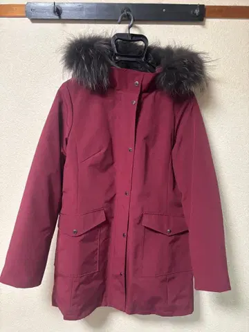 퍼 달린 버건디 다운 자켓