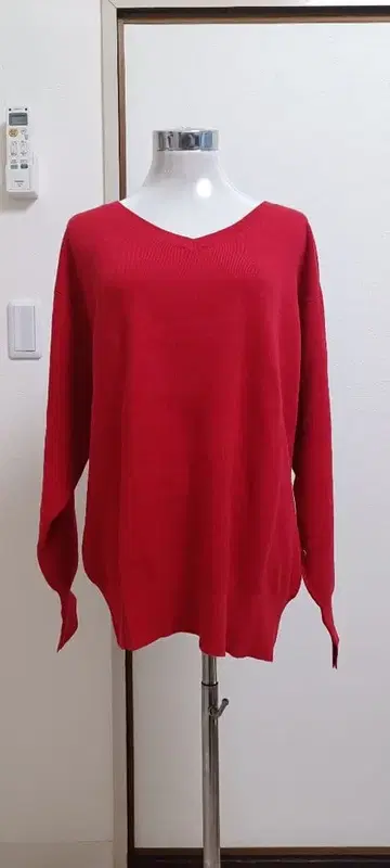 빨간색 V넥 긴팔 니트 사이드 슬릿