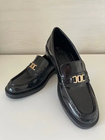 ZARA 블랙 에나멜 로퍼 골드 버클 포함