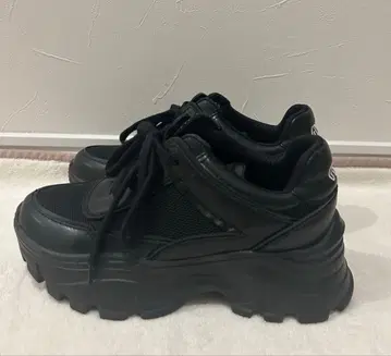 GYDA 통굽 블랙 스니커즈