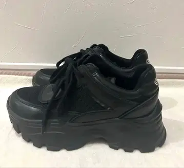 GYDA 통굽 블랙 스니커즈