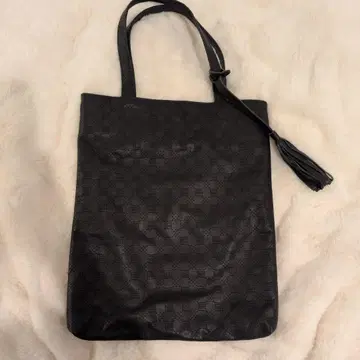 블랙 퍼포레이션 디자인 토트백