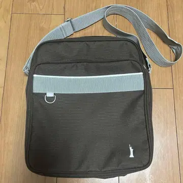 브라운 숄더백 내 포켓 부착