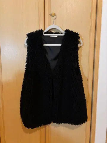 슬리브리스 블랙 니트 베스트