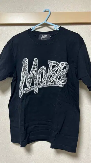 MoBB 블랙 반팔 T셔츠 레오파드 무늬