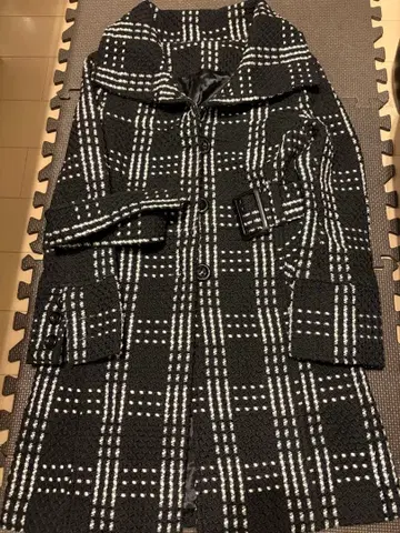 FLOWER CIRCLE 체크 무늬 롱 코트 블랙과 화이트