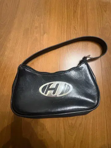 블랙 숄더백 로고 포함