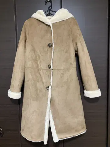 베이지 스웨이드풍 후드 부착 롱 코트