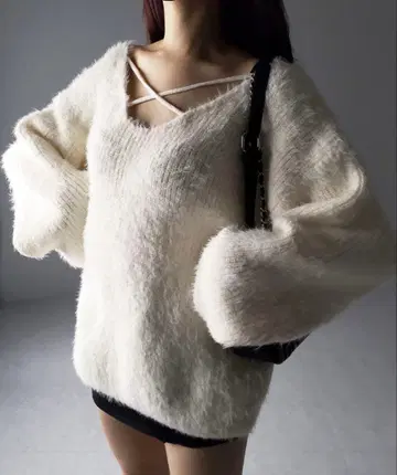 me+em select 크로스 스트랩 컷 아웃 루즈 샤기 니트