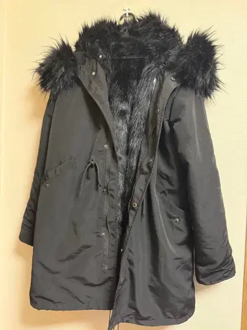 블랙 퍼 부착 모즈 코트