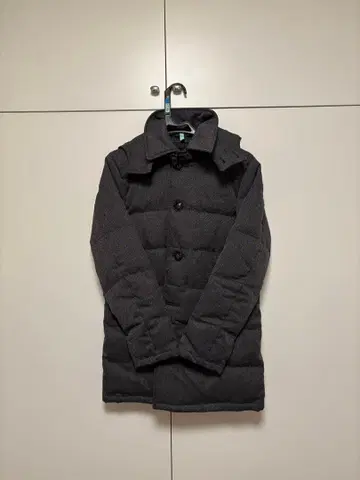 다크 그레이 후드 부착 다운 자켓