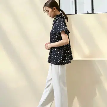 RUIRUE BOUTIQUE 워셔블 도트 프릴 스탠드 카라 블라우스