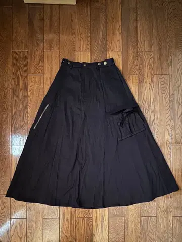 블랙 카고 포켓 부착 롱 스커트