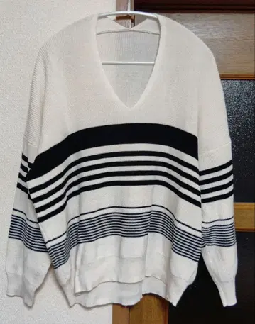 엘르 elura 입체 넥 V 보더 니트